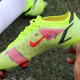W jakich butach piłkarskich grają zawodnicy FC Barcelona?