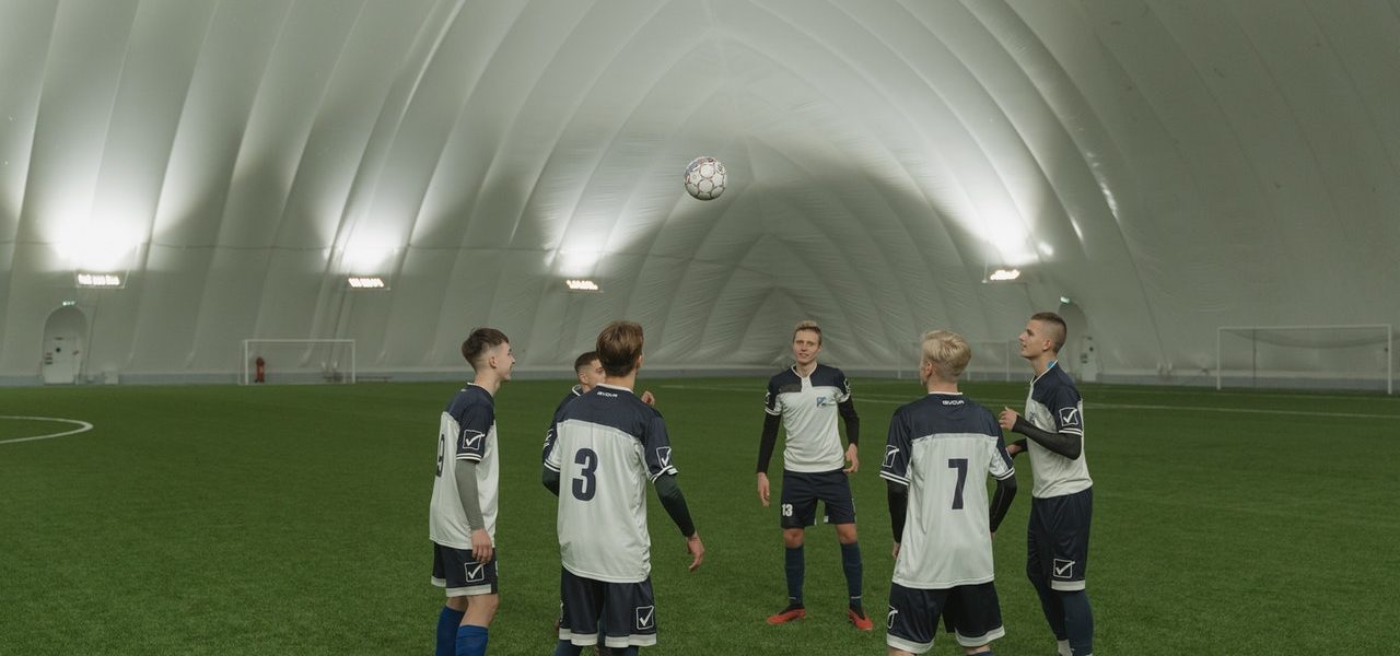 Bluzy piłkarskie Nike – dlaczego warto na nie postawić?