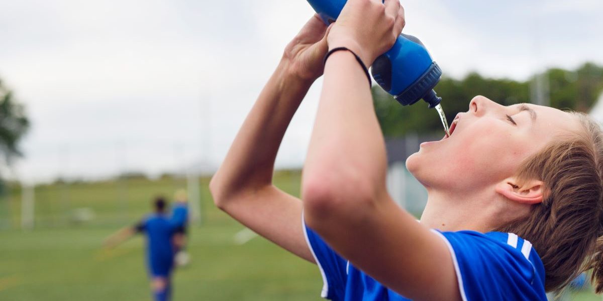 Nawodnienie organizmu – jak powinien o nie dbać piłkarz?