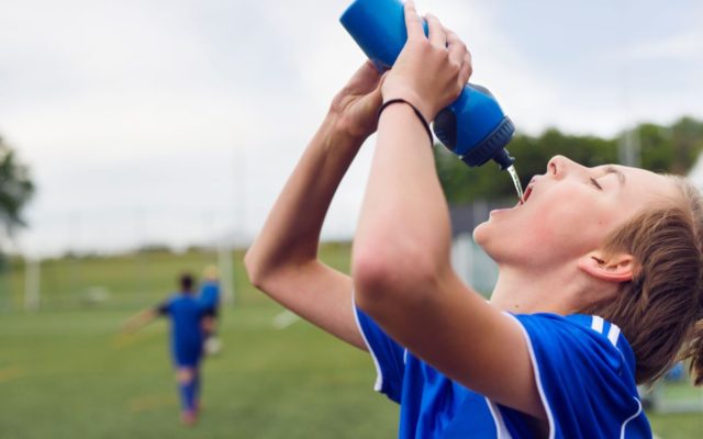 Nawodnienie organizmu – jak powinien o nie dbać piłkarz?
