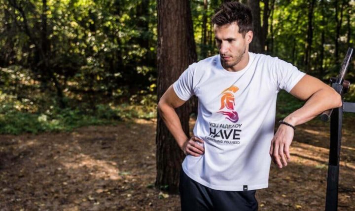 Jak wykonać nadruki na koszulkach sportowych?