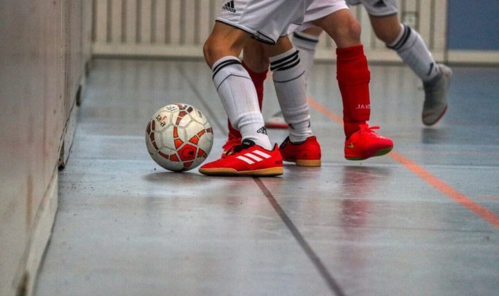 Turfy na hali czy halówki? Jak wybrać obuwie do gry w hali?