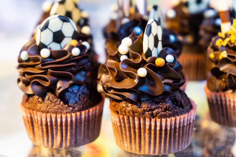 czekoladowe muffiny z dekoracją piłki nożnej